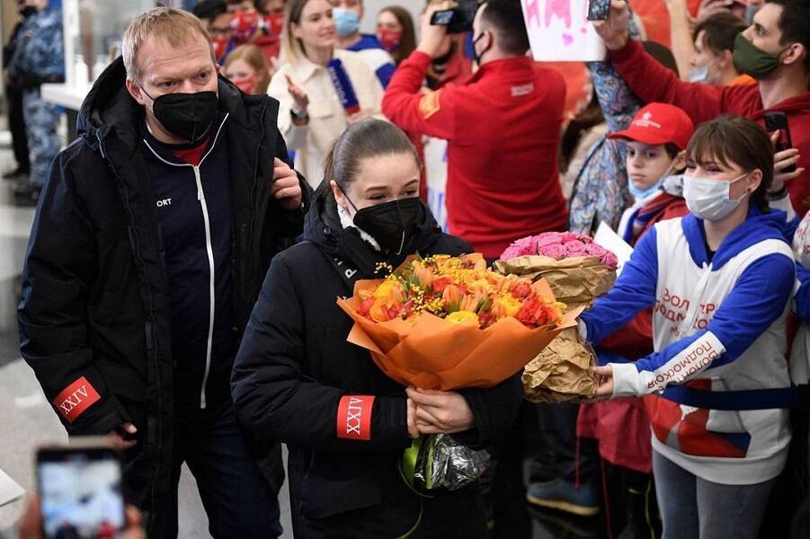 Валиева отказалась общаться с журналистами после возвращения в Москву из Пекина. ВИДЕО
