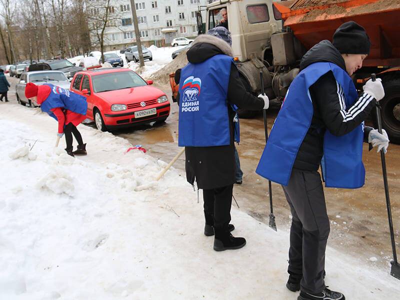 Уборка продолжается: в Смоленске от наледи очистили территорию возле 29-й школы