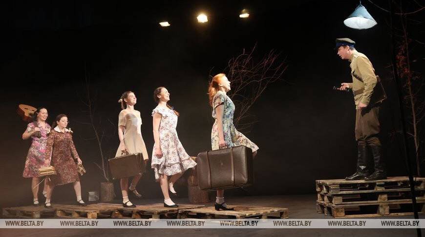 ФОТОФАКТ: Премьера спектакля "Ціха тут на досвітках…" в Гомельском городском молодежном театре