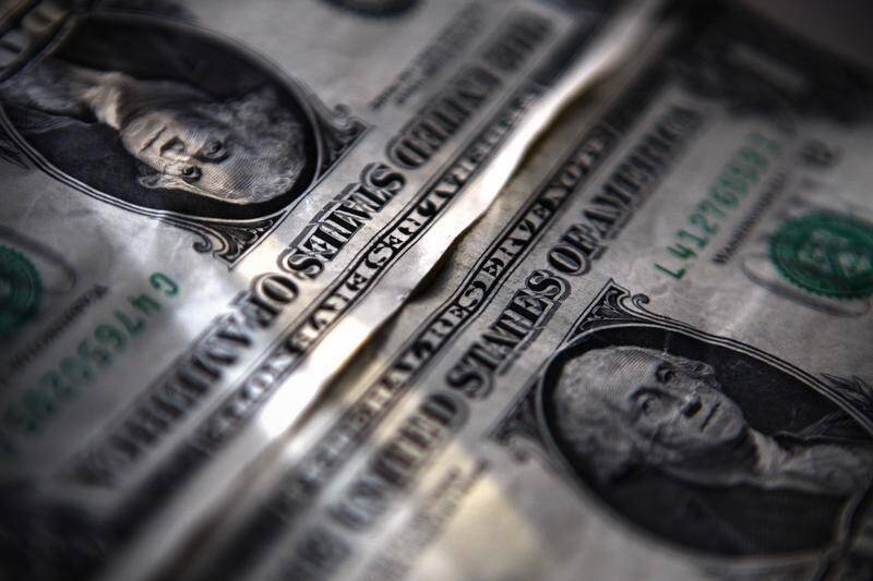 ЦБ РФ установил курс доллара США с 19 февраля в размере 75,7619 руб., евро - 86,1489 руб.