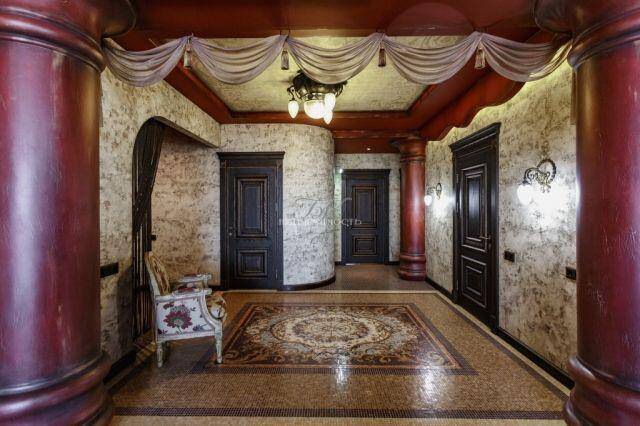 Квартиру за 23 млн рублей в античном стиле выставили на продажу в Новосибирске