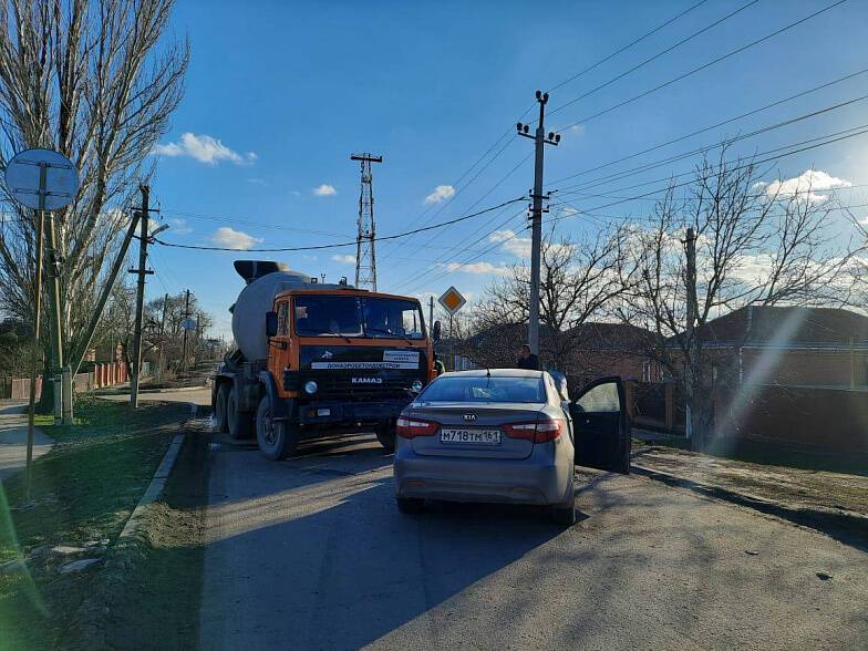 В Азовском районе легковушка столкнулась с КамАЗом, пострадали пять человек
