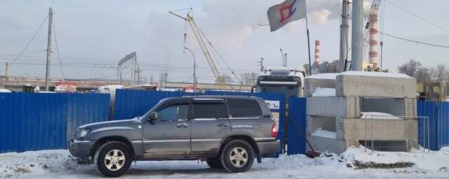 В Новосибирске водитель заблокировал проезд техники на стройке четвёртого моста