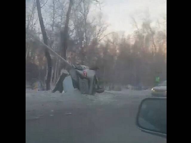 В Челябинске автомобиль «обнял» столб