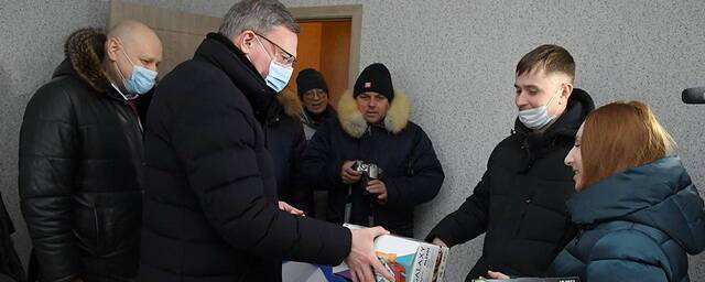 В Омске 20 выпускников детских домов получили новые квартиры