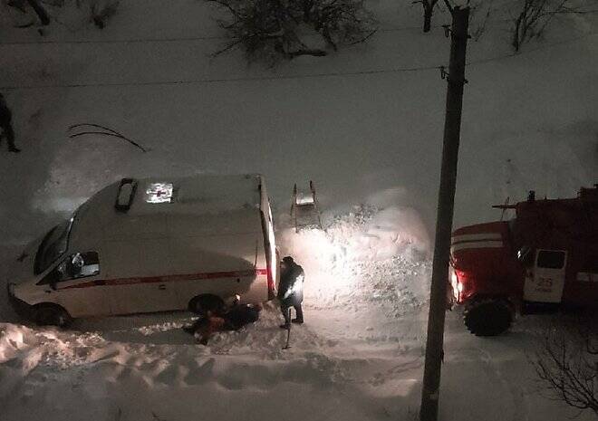 В Касимове пожарные вытаскивали застрявшую в снегу машину «скорой»