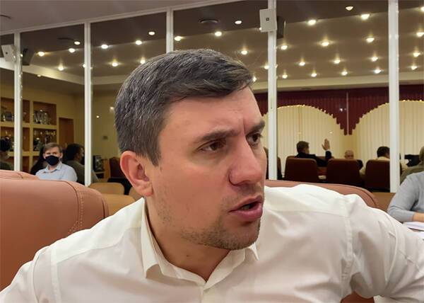 Коллеги подали на депутата Бондаренко в суд за его выступление с плакатом и в тюремной робе против QR-кодов