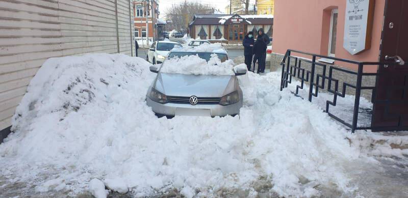Водитель машины, на которую упал снег в центре Рязани, попал в больницу