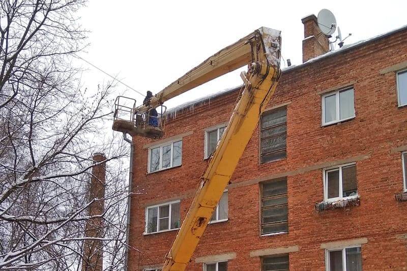 В Смоленске чистят крыши от снега и сосулек