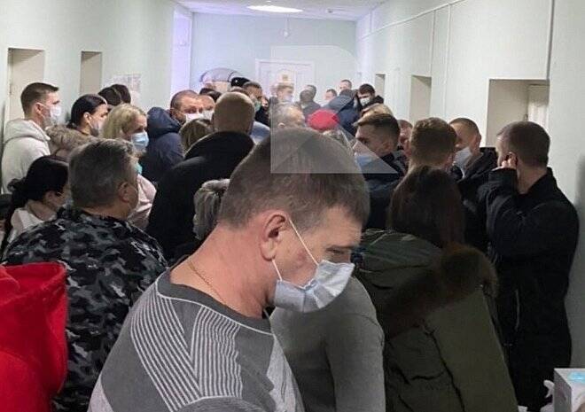 В поликлинике МВД по Рязанской области засняли огромную очередь