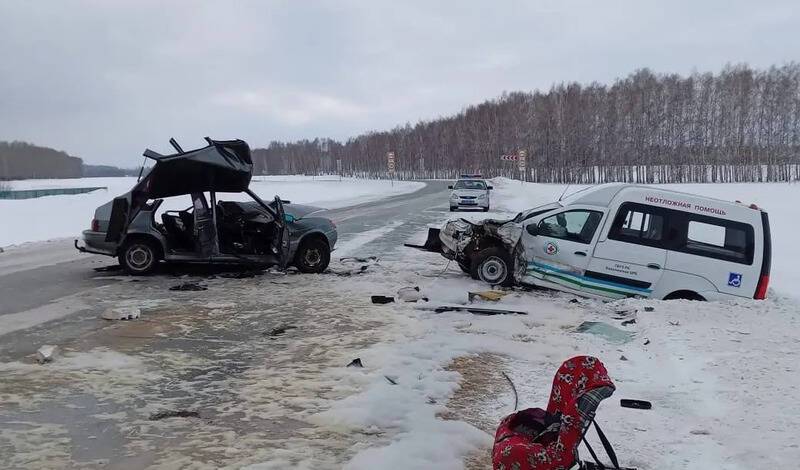 В Башкирии в ДТП пострадали взрослые и трое детей