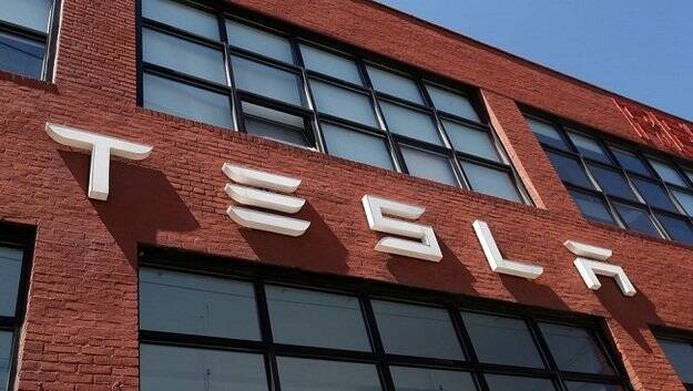 Tesla отзывает почти 54 тысячи авто из-за новой функции автопилота