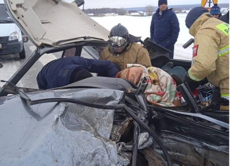 В Башкирии столкнулись машина скорой помощи и ВАЗ-2114 с тремя детьми в салоне