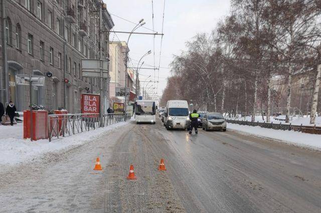 В Новосибирске водитель Hyundai сбил мать с 6-летним ребенком