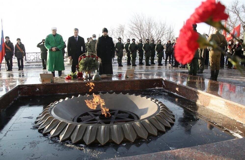 Губернатор почтил память погибших в Сталинградской битве