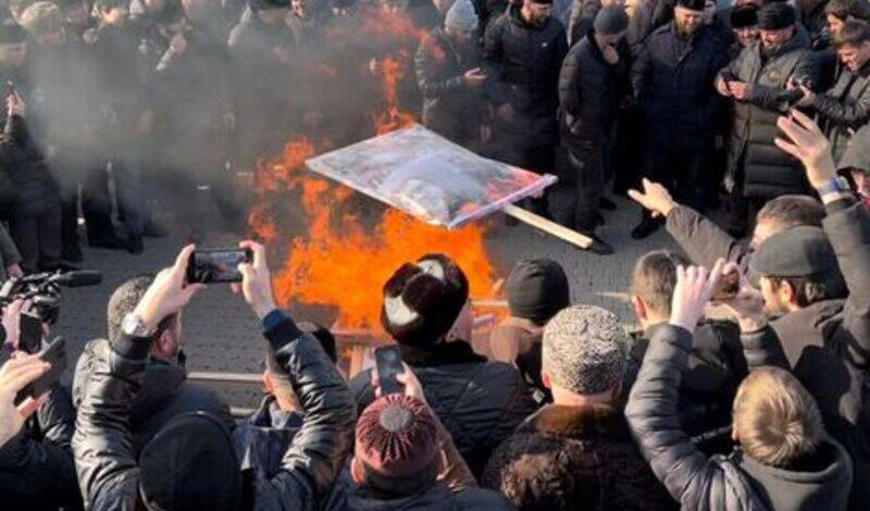 Жители Грозного на митинге у мечети сожгли портреты семьи Янгулбаевых