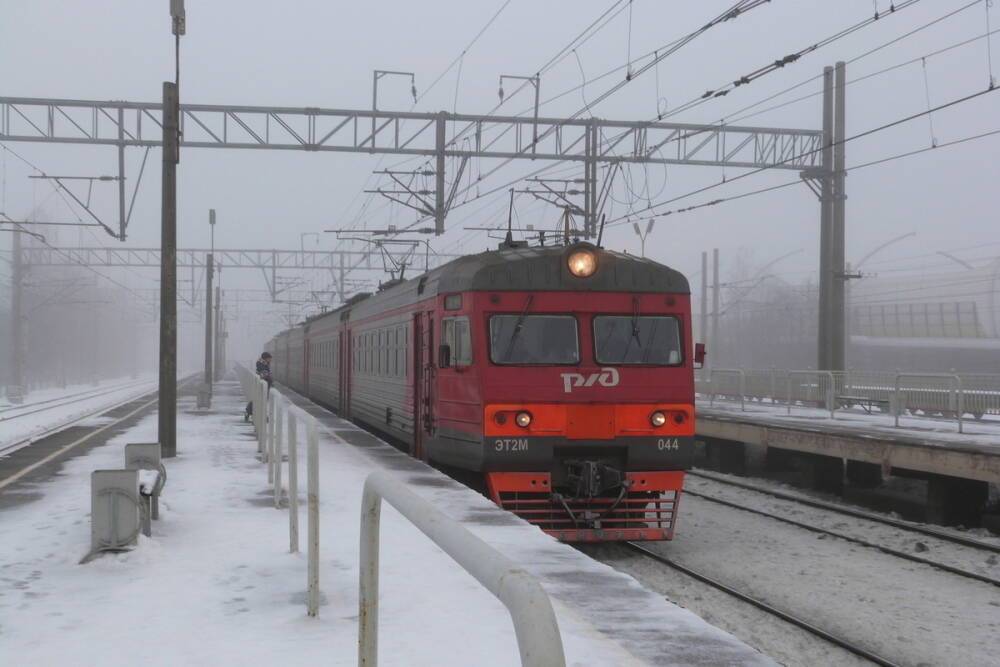 Поезд столкнулся с легковушкой в Волосовском районе