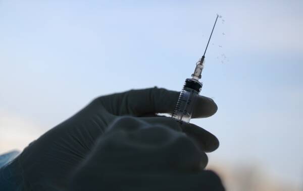 В ФМБА заявили об отсутствии аллергии на вакцину от COVID-19 «Конвасэл»