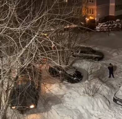 Во дворе на улице Высоковольтной Рязани три эвакуатора вытаскивали друг друга из снега