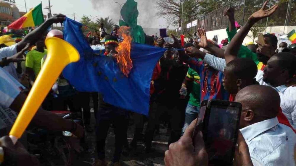 Жители Мали благодарили русских на праздничном митинге в честь вывода западных военных