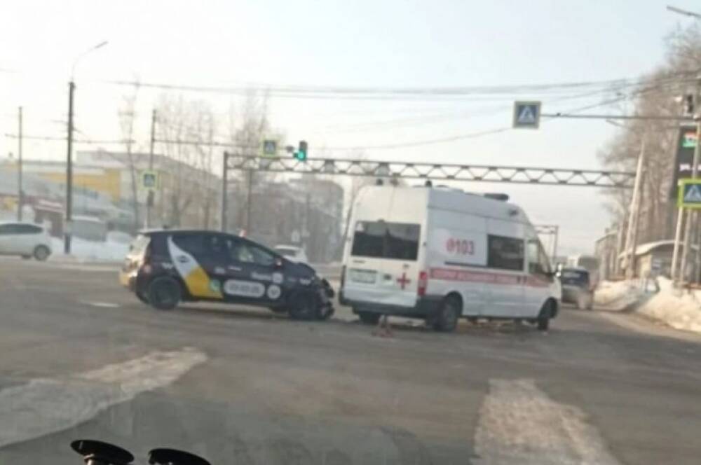 В Хабаровске такси врезалось в машину скорой помощи