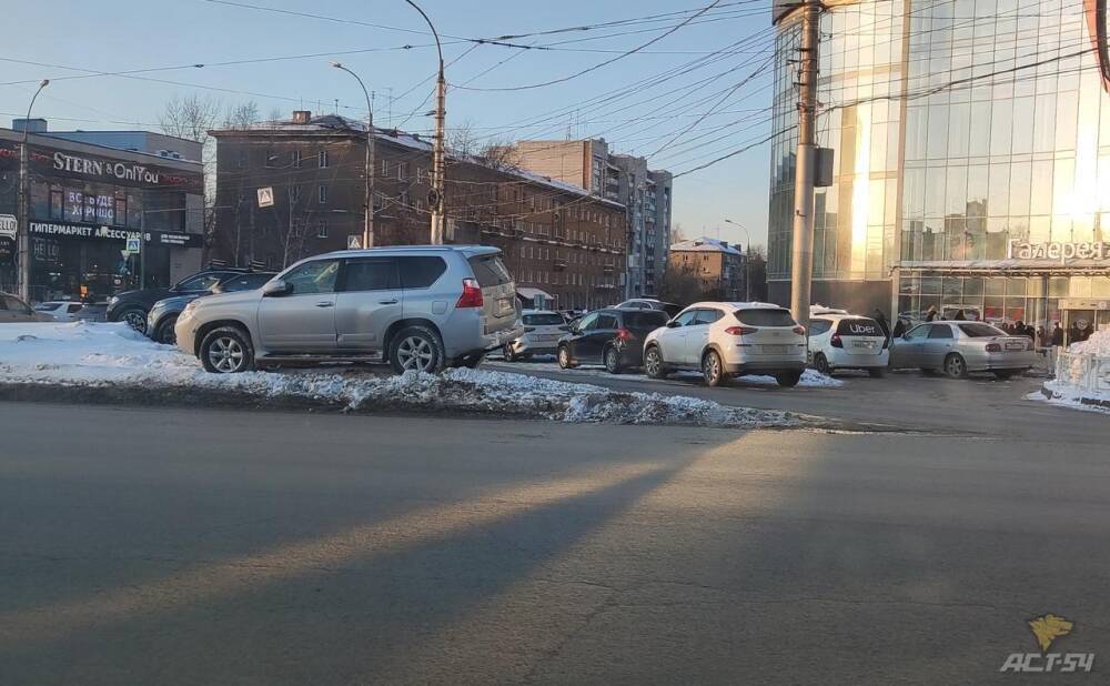 В Новосибирске внедорожники припарковались на газоне у ТРЦ «Галерея»