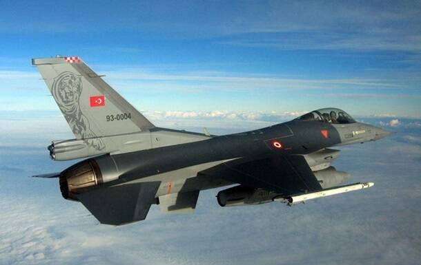 Турция провела учения истребителей F-16 над Черным морем