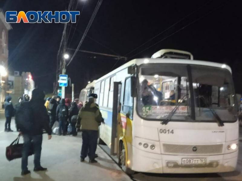 «Пропусти, ещё два автобуса едут»: как Таганрог принимает беженцев из ЛНР и ДНР
