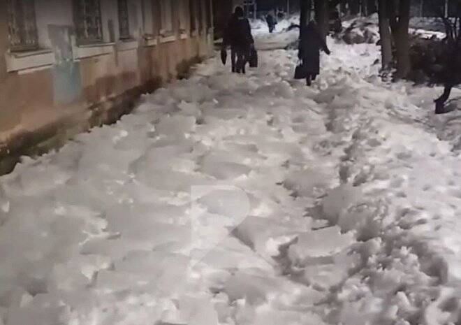 На улице Шевченко коммунальщики завалили тротуар ледяными глыбами