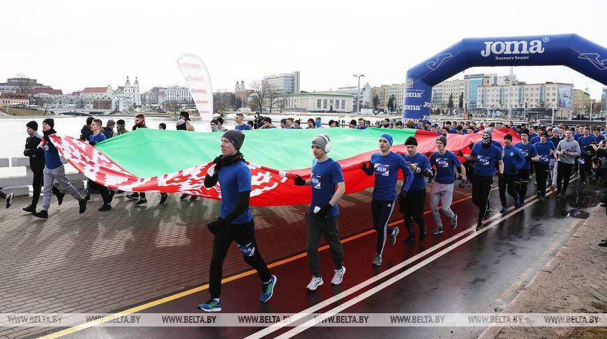 Спасатели пронесли 12-метровый флаг Беларуси по всей дистанции "Забега настоящих мужчин"