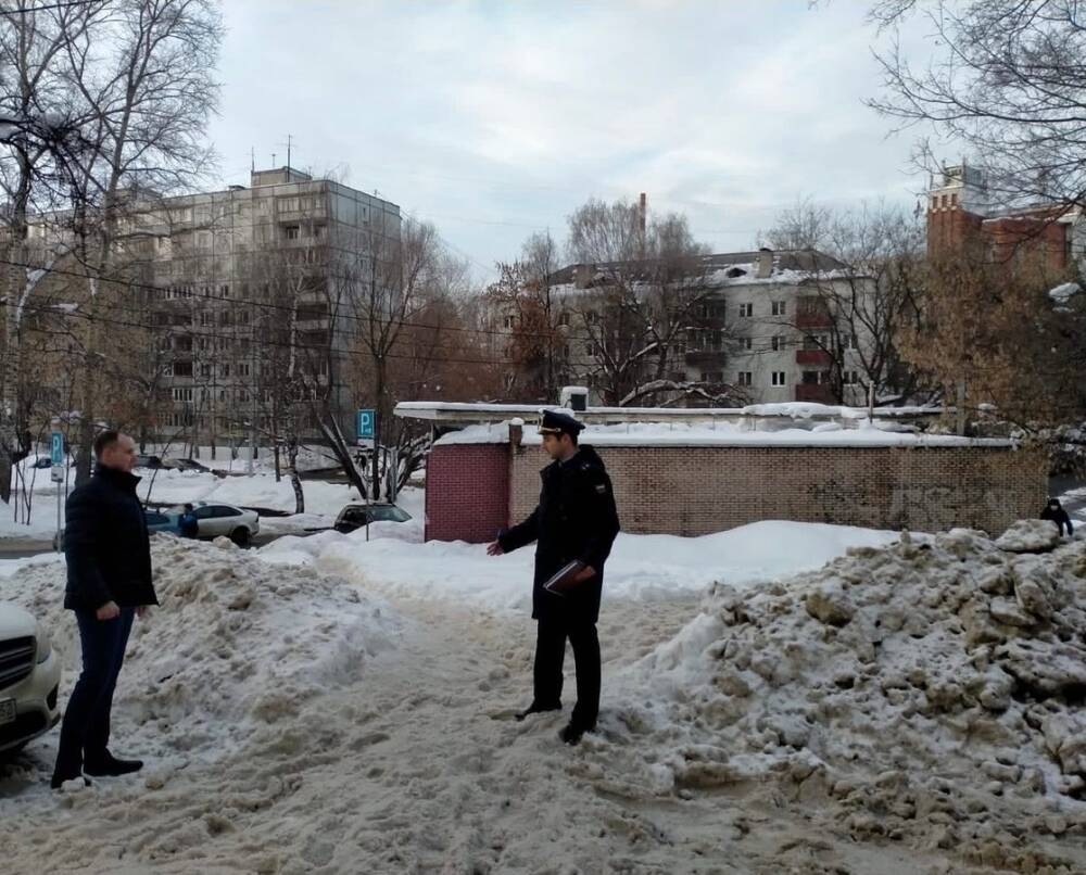 Глыба льда упала на ребенка в Нижегородском районе