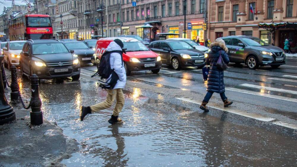 Водителям в России объяснили, как избежать аквапланирования на мокрых дорогах