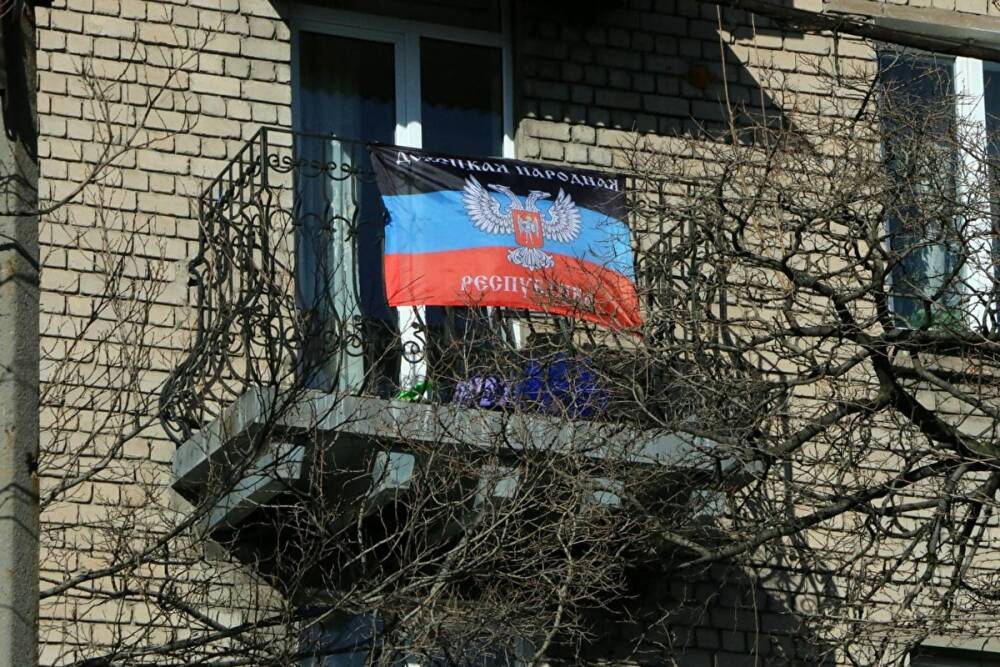 Власти Донецка начали развешивать на балконах жилых домов флаги ДНР
