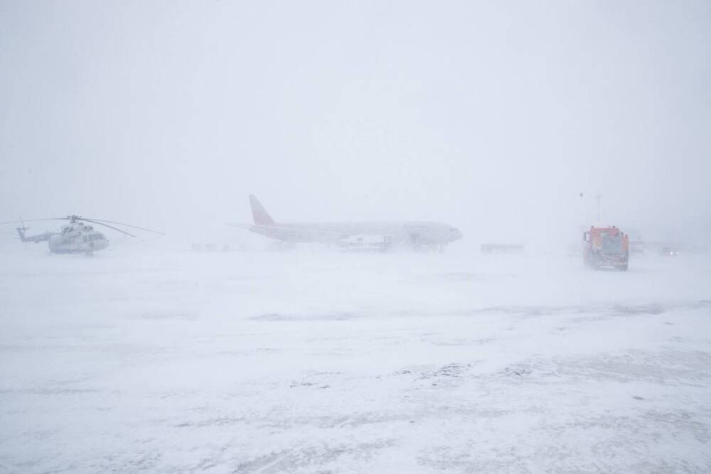 Аэропорт Южно-Сахалинска закрыт и борется со снегом