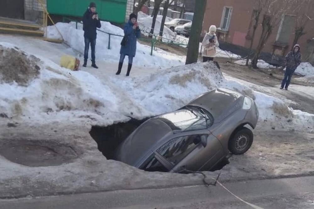 В Муроме средь бела дня под землю ушла машина