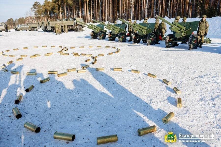 В Екатеринбурге военные ЦВО выложили из гильз символ Олимпиады