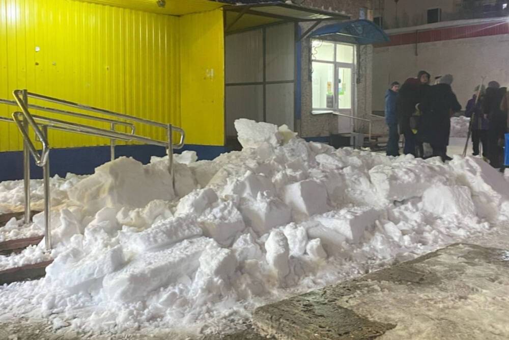 В Чебоксарах снег с крыши упал на женщину с детьми