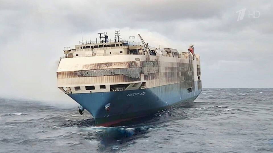 У Азорских островов горит судно, на борту которого тысячи дорогих машин