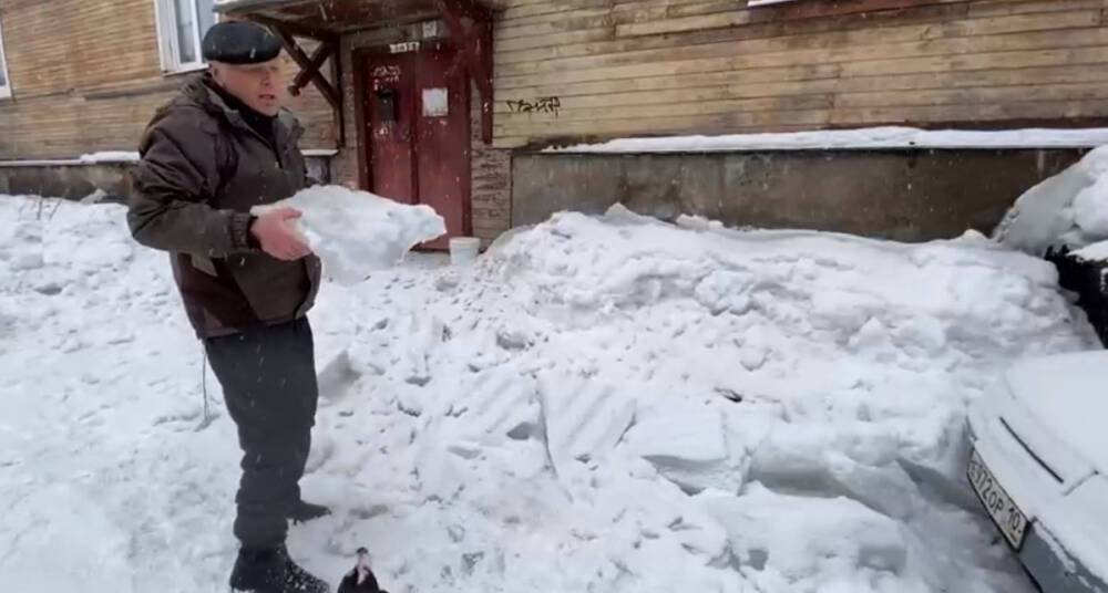 В Петрозаводске ледяная масса повредила автомобиль и чудом не убила детей