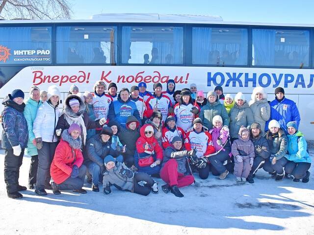 Депутаты Южноуральска приняли участие в турнире по хоккею в валенках