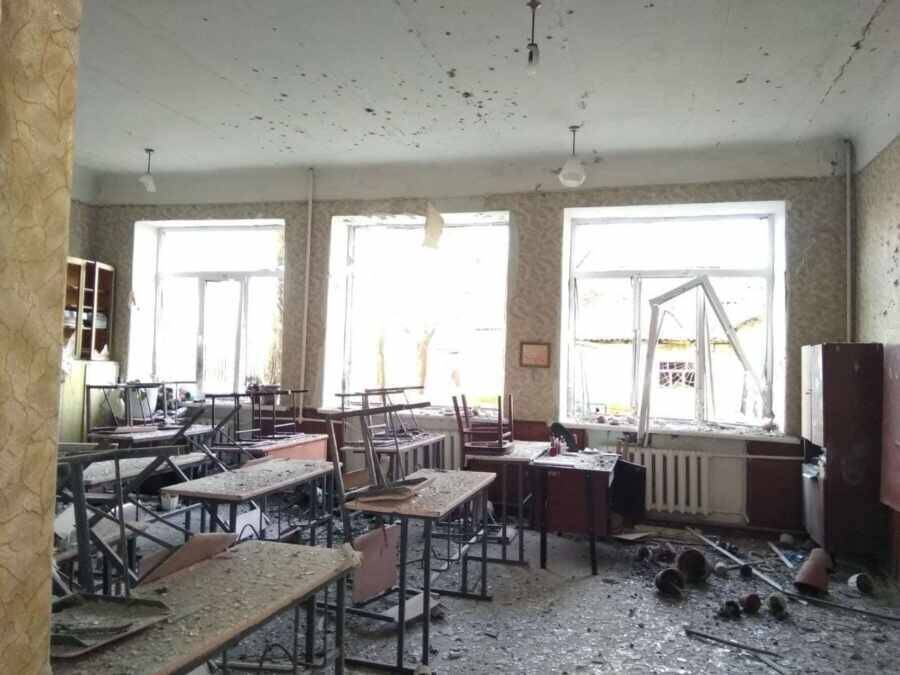 Огнем ВСУ повреждены две школы в Донецке