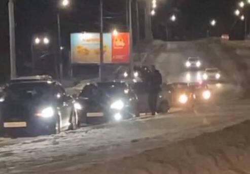 В Костроме на Кинешемском путепроводе 10 автомобилей попали в яму