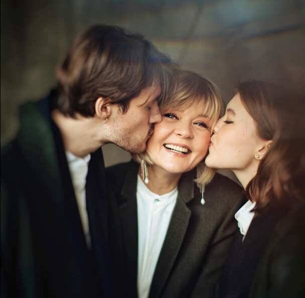 «Мама со взрослыми внуками»: Юлия Меньшова опубликовала фото Веры Алентовой со своими детьми