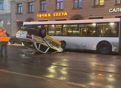 Массовая авария с «перевертышем» произошла в Петербурге — видео
