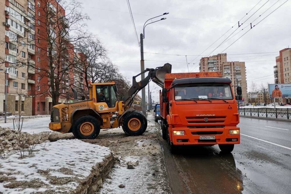 Смольный отчитался об уборке почти 200 тысяч кубометров снега и наледи с улиц Петербурга