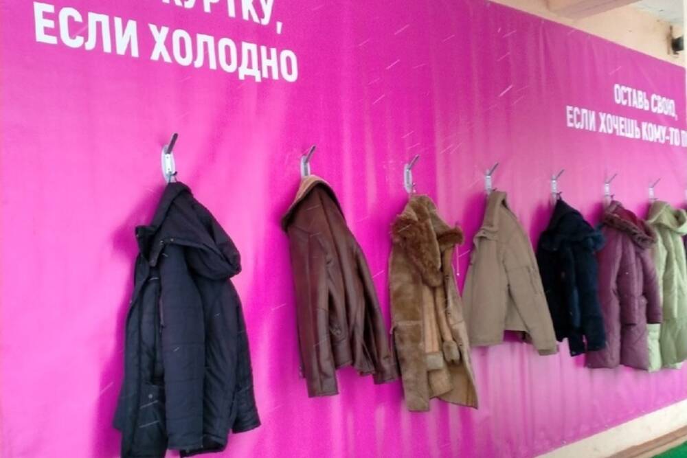 Чтобы одеть бездомных, в Йошкар-Оле организовали «Стену добра»