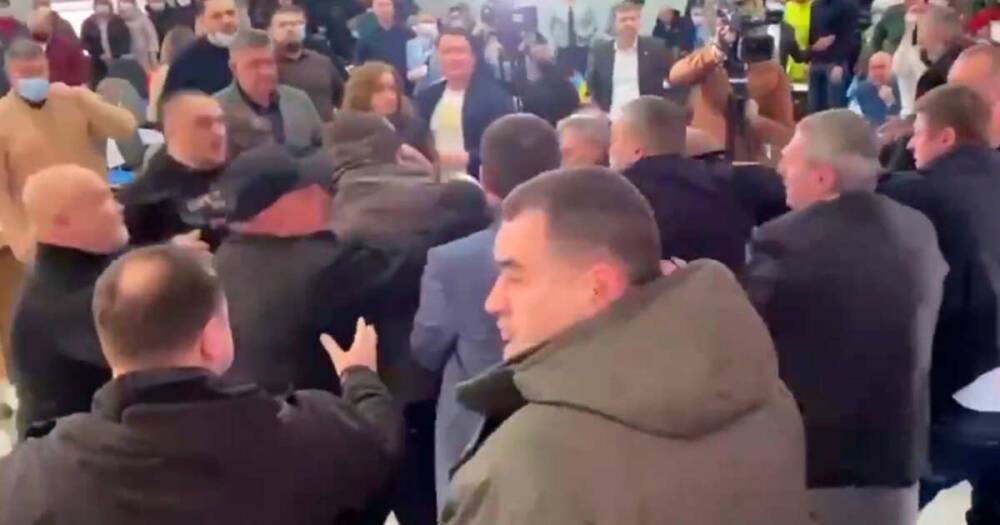 На Украине депутаты устроили драку с местными жителями