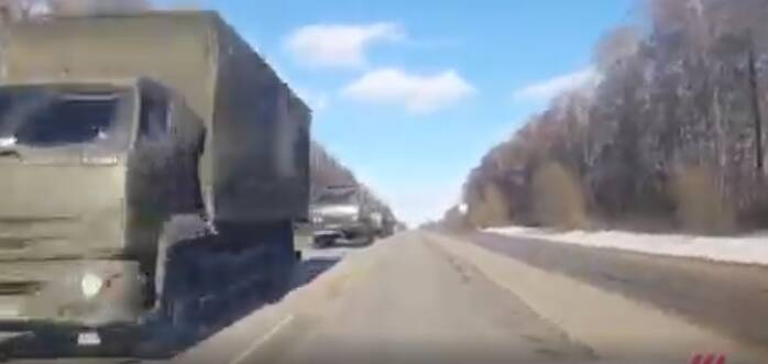Колонны военных грузовиков движутся к границе с Украиной (ВИДЕО)