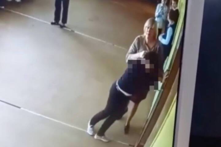 Минобр Архангельской области проверяет видео драки учителя и ученика