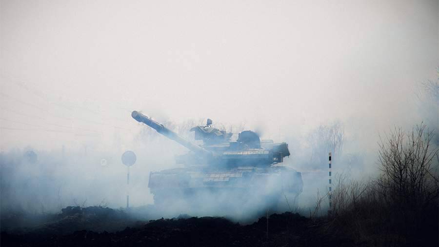 Украинская армия открыла огонь из танкового орудия по Донецку